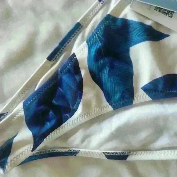 NWT Cupshe bikini bottoms. White with blue feathers - Picture 2 of 4